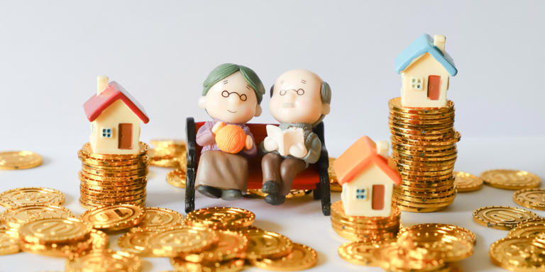 2024年北京市政府工作報告 健全養老服務體系。發展銀發經濟，推廣布局街道鄉鎮區域養老服務中心，優化調整社區養老服務驛站功能，建立健全全面覆蓋的居家養老服務網絡。支持經濟困難老年人家庭適老化改造，為重度失能失智老年人提供普惠性照護服務。新建養老家庭照護床位2000張，新增農村鄰里互助養老服務點240個、養老助餐點300個，提高養老服務從業人員專業化水平，讓老年人更好安享晚年。    2024年天津市政府工作報告 打造智慧化養老服務機構10家，完成居家適老化改造1000戶，推進7類特殊困難老年人探訪關愛服務