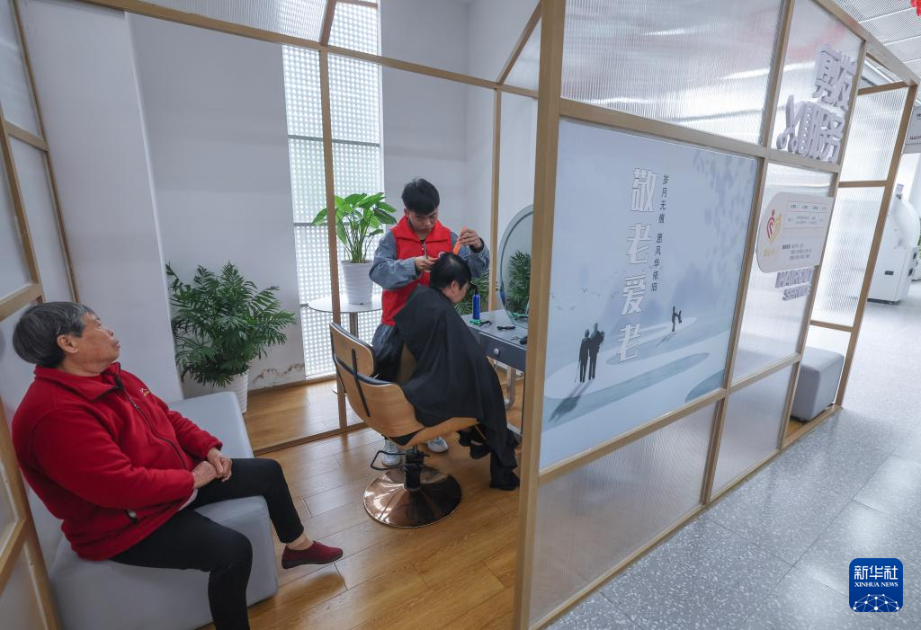 浙江金華：多功能“愛心卡”讓養(yǎng)老變“享”老